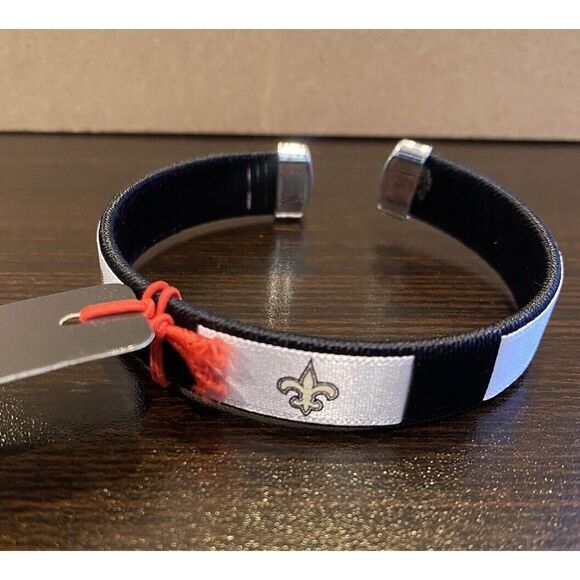 New Orleans Saints NFL Fan Bracelet Team Name and‎ Logo New Licensed - Picture 1 of 4